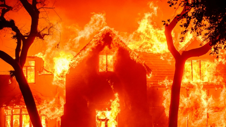 Cinq morts dans des incendies attis&eacute;s par des vents violents &agrave; Los Angeles