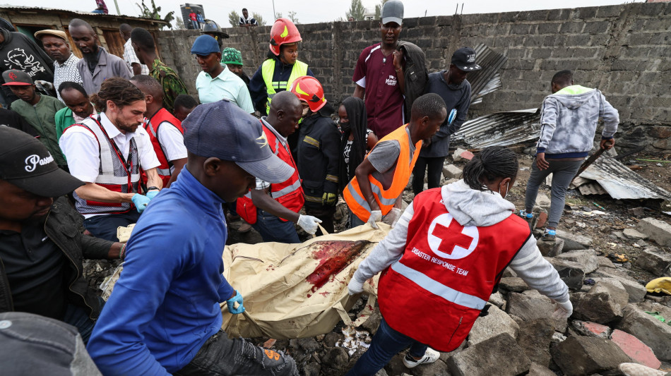 Kenya, pullman di ritorno da un funerale si ribalta, 21 morti