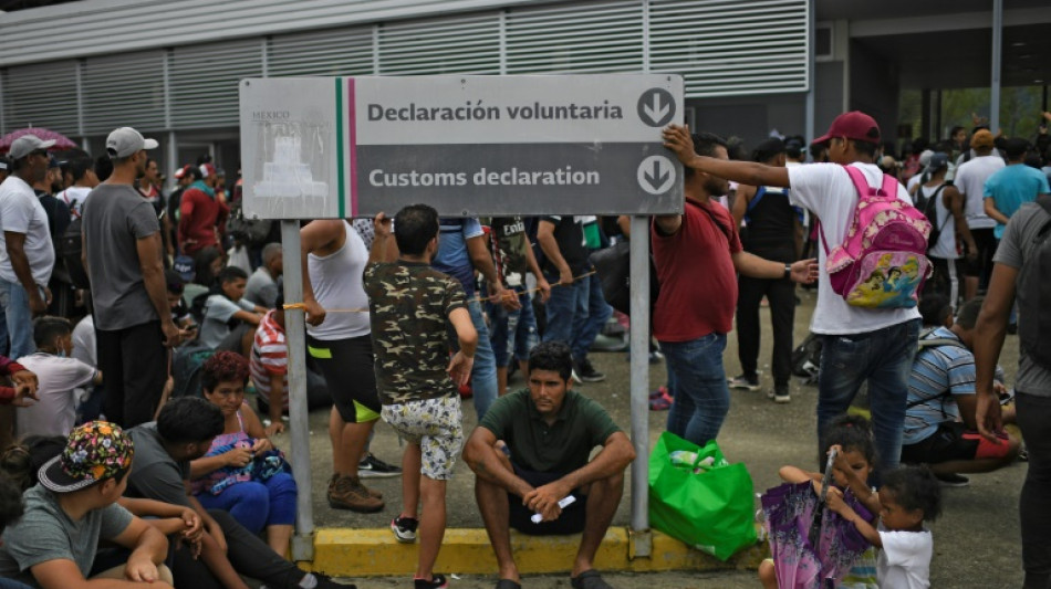 Migrantes en caravana reciben cientos de salvoconductos en M&eacute;xico y se alistan a seguir a EEUU