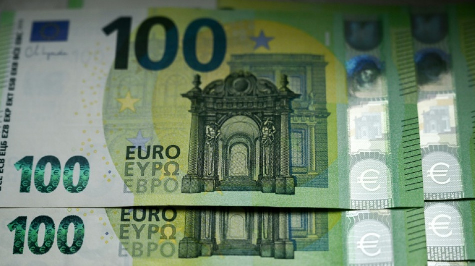  Euro slides as concerns about French debt mount 