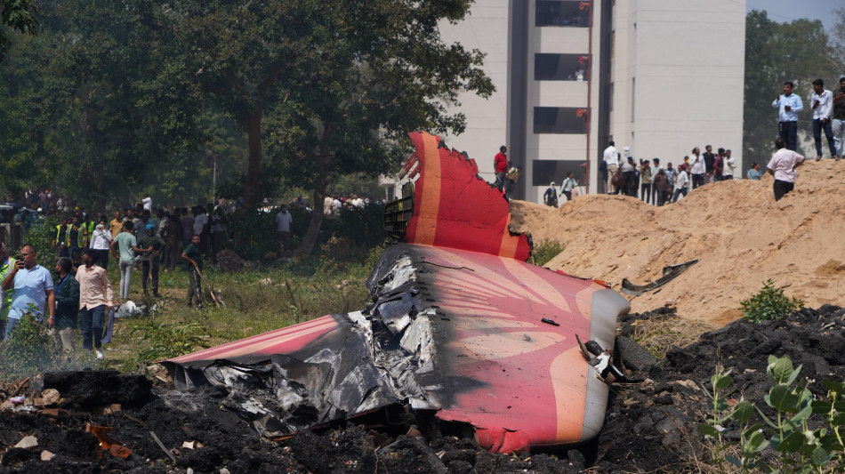 Aereo caduto in India, 'soccorso un passeggero ancora vivo'