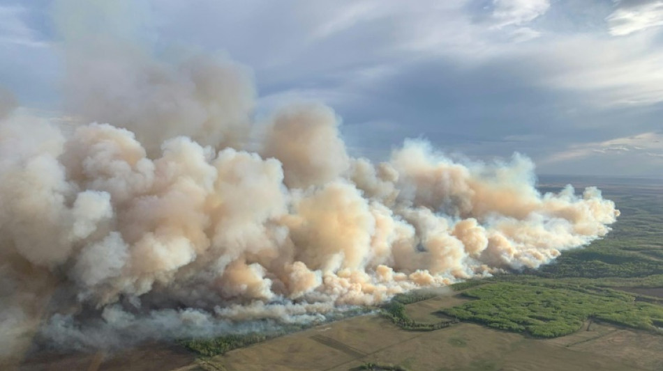 Miles de evacuados por voraces incendios forestales en el oeste de Canad&aacute;