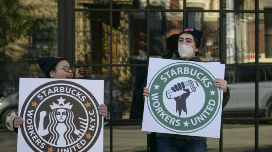 Empleados de Starbucks planean huelga en más de 100 tiendas de EEUU