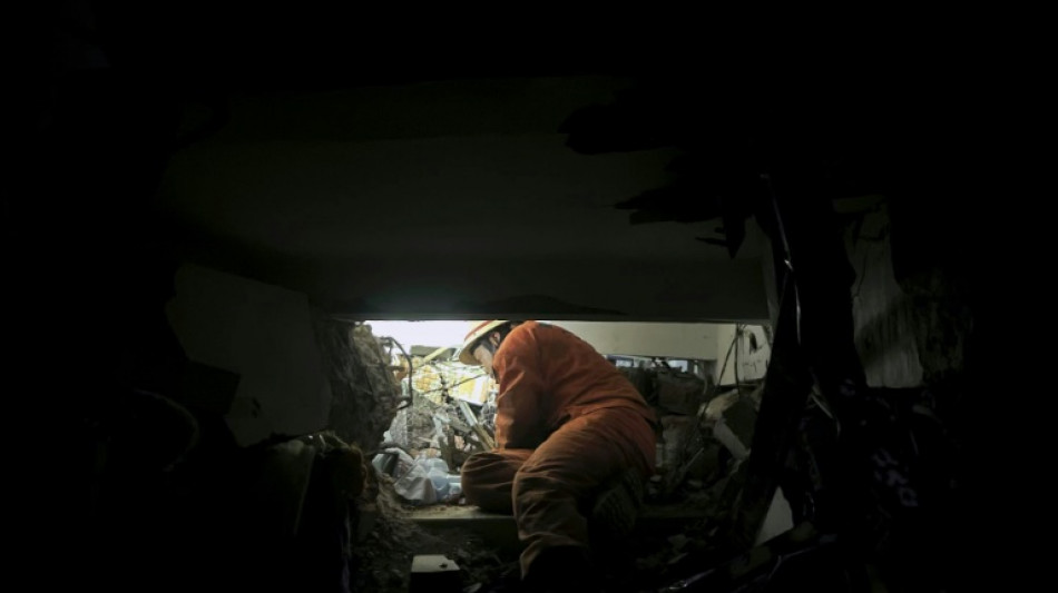 Feuerwehr: Frau in Myanmar gut 90 Stunden nach Erdbeben aus Trümmern gerettet