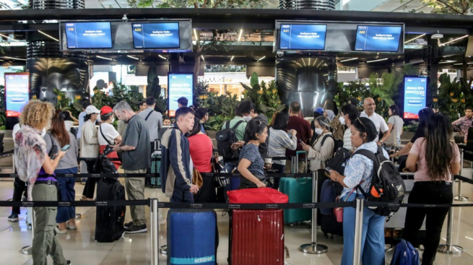  Indonesia cierra ocho aeropuertos por erupci&oacute;n volc&aacute;nica, 150.000 pasajeros varados 