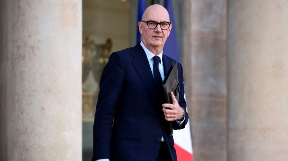  "L'&eacute;conomie fran&ccedil;aise est &agrave; l'arr&ecirc;t" et "ira dans le mur" si elle ne redresse pas ses comptes, dit Lescure  