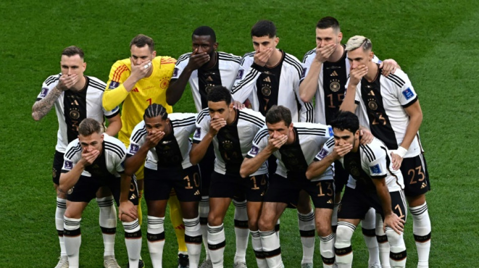 Deutsche Nationalspieler halten sich in Katar aus Protest den Mund zu
