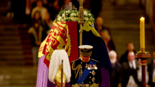 König Charles III. und seine Geschwister halten Totenwache am Sarg der Queen