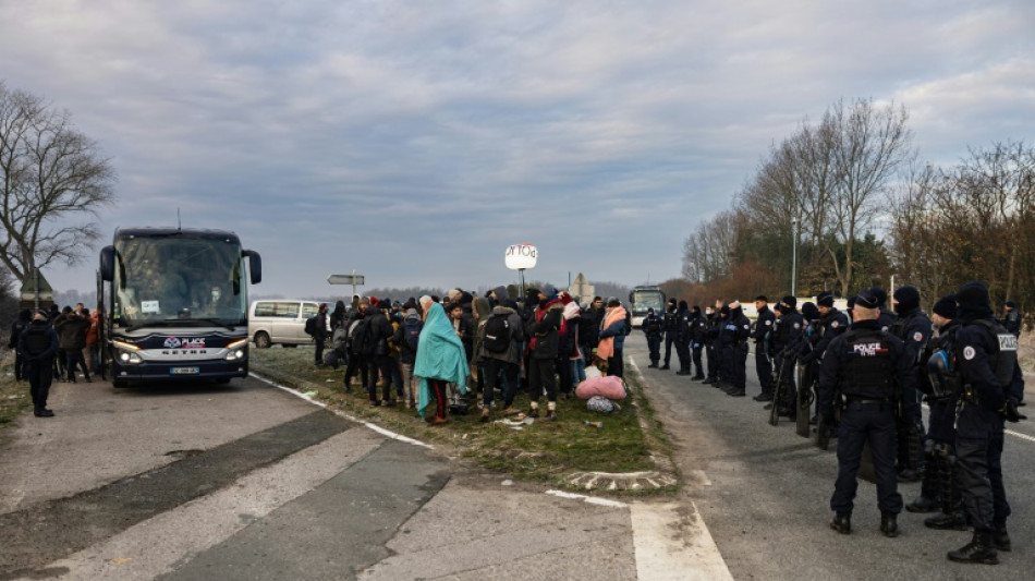 Etwa 1200 Migranten von der Küste bei Calais in Notunterkünfte gebracht