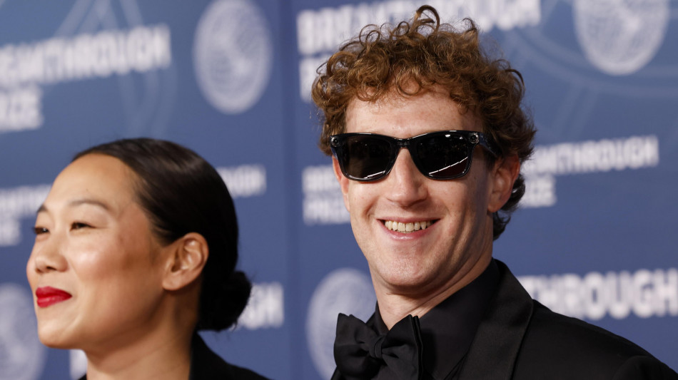  Cnn, 'Zuckerberg cambia ancora look, ritorno allo stile geek' 