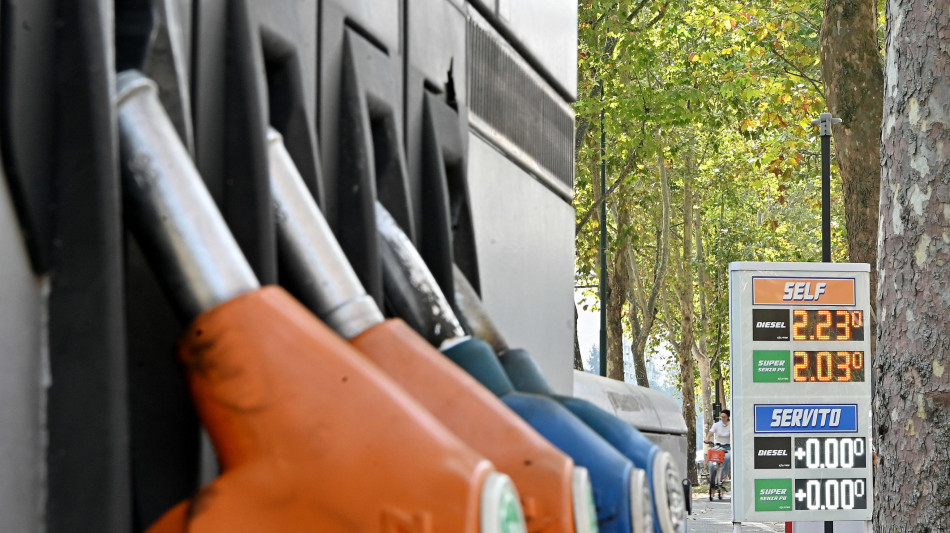  Carburanti poco mossi, in media self benzina a 2,034 euro, gasolio a 2,256 