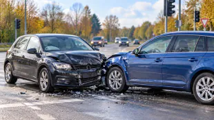 Drei Leichtverletzte bei Zusammensto&szlig; auf der B75