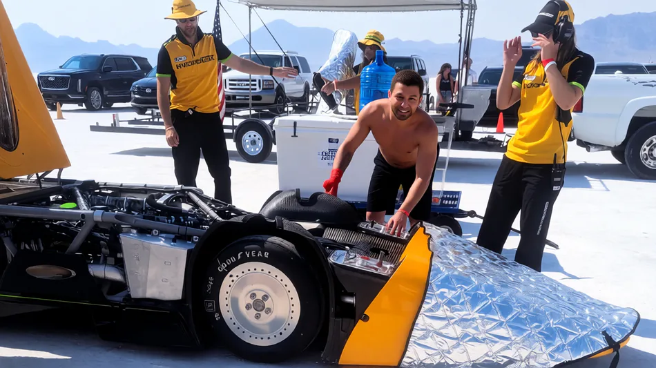  JCB Hydromax rompe r&eacute;cords a m&aacute;s de 650 km/h con neum&aacute;ticos Goodyear personalizados 