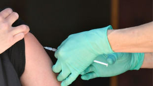 Un hombre que se vacunó 217 veces contra el covid no sufrió efectos secundarios, según estudio