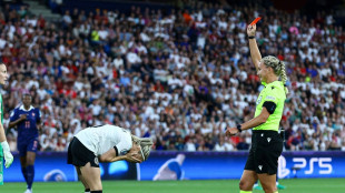 Schock für DFB-Frauen: Rot für Hendrich, Linder verletzt