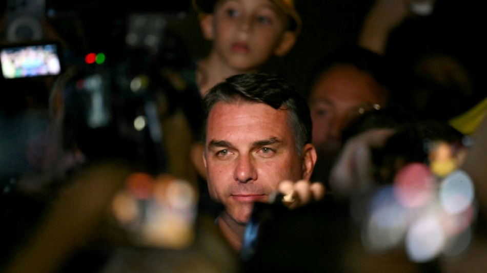  Trump begr&uuml;&szlig;t "gro&szlig;en" Sieg von Bolsonaro-Sohn bei erster Wahlrunde in Brasilien 