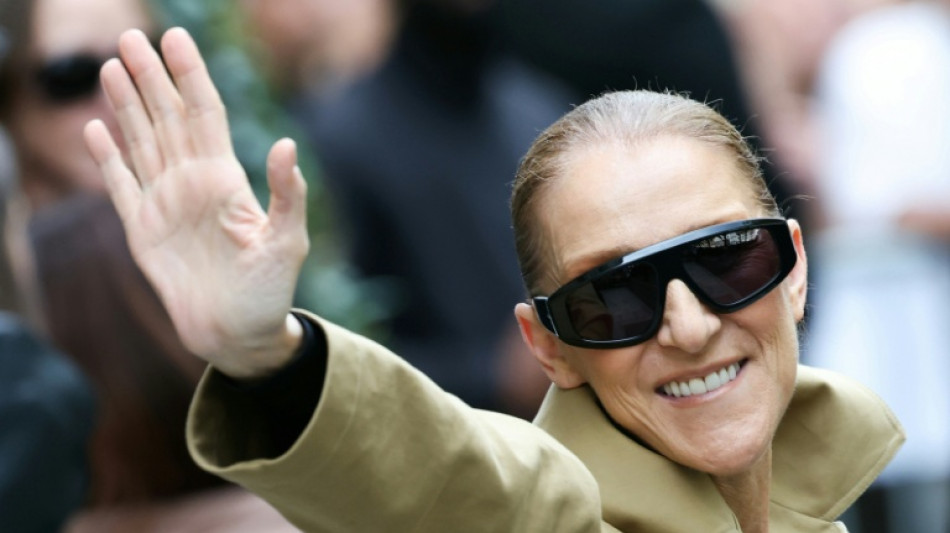  C&eacute;line Dion chega &agrave; Fran&ccedil;a para retornar aos palcos 