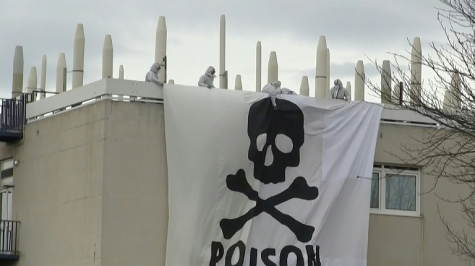 Umweltaktivisten demonstrieren an Fabrik in Frankreich gegen "ewige Chemikalien"