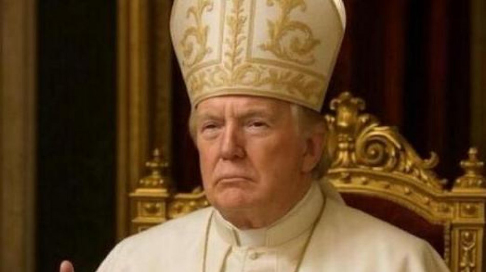 Donald Trump vestito da papa sui social della Casa Bianca