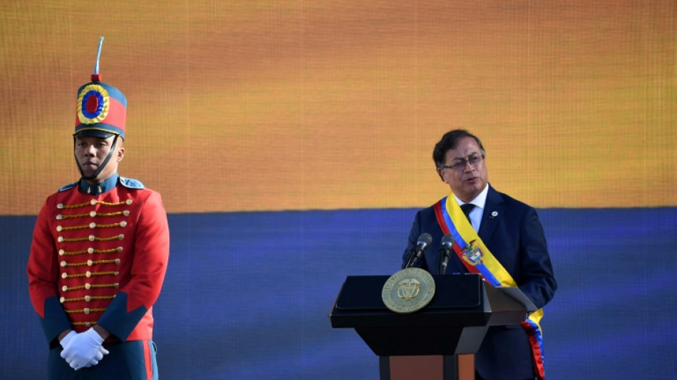 Petro asumi&oacute; en Colombia proponiendo paz a armados y fin de guerra antidrogas