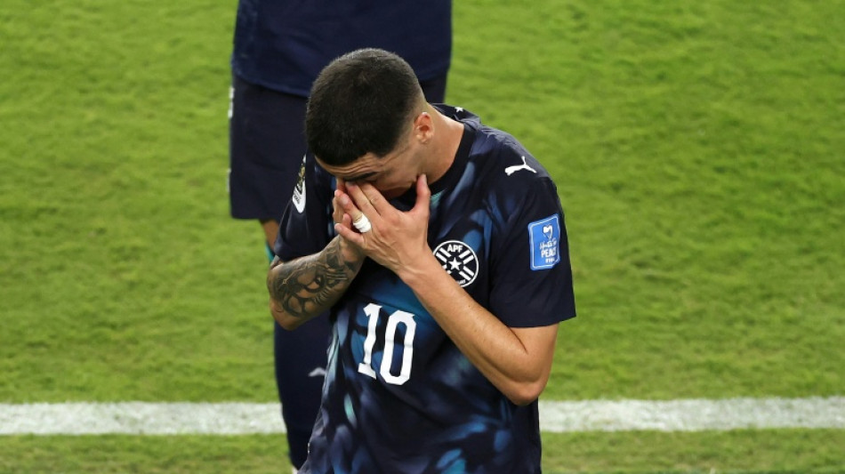  Paraguaio Almir&oacute;n &eacute; o primeiro expulso por tapar a boca na Copa do Mundo 