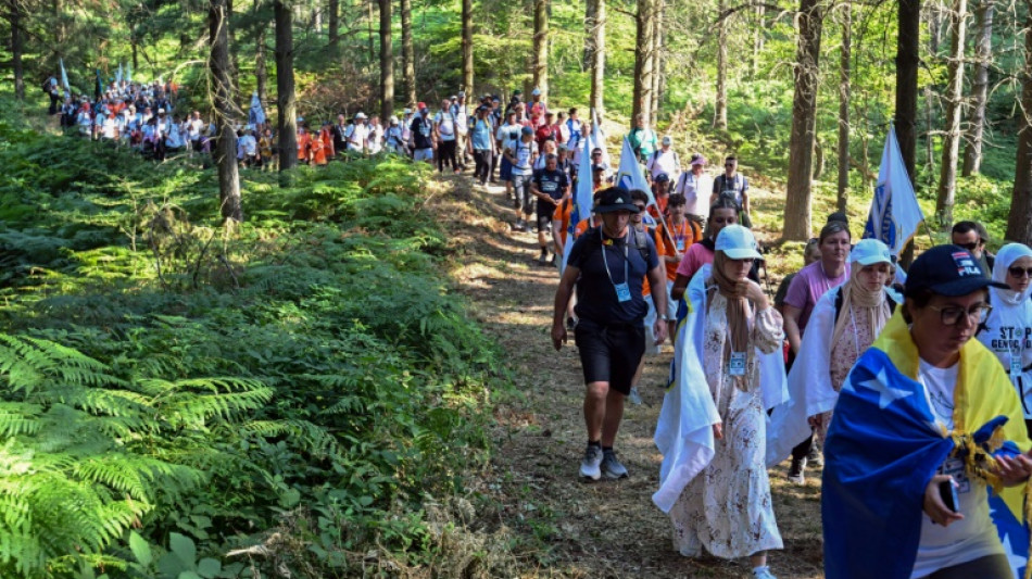 Tausende Menschen folgen Spuren der &Uuml;berlebenden des Srebrenica-Massakers