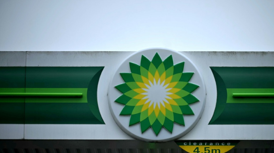 Los beneficios de BP caen un 70% en medio de su cambio de estrategia clim&aacute;tica