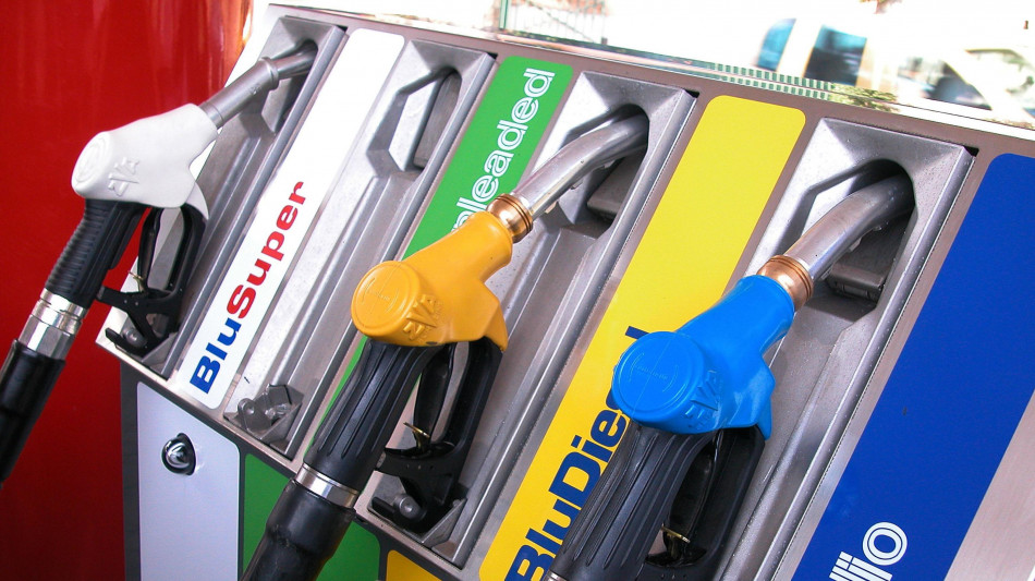 Staffetta, benzina self scende sotto 1,7 euro al litro