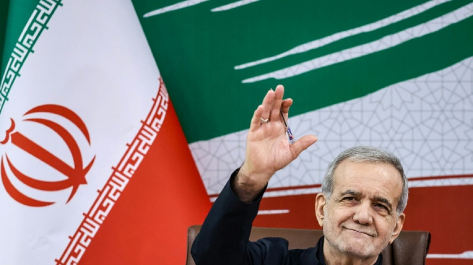  Pr&auml;sident Peseschkian: Iran "hat gerade mit vielen Schwierigkeiten zu k&auml;mpfen" 