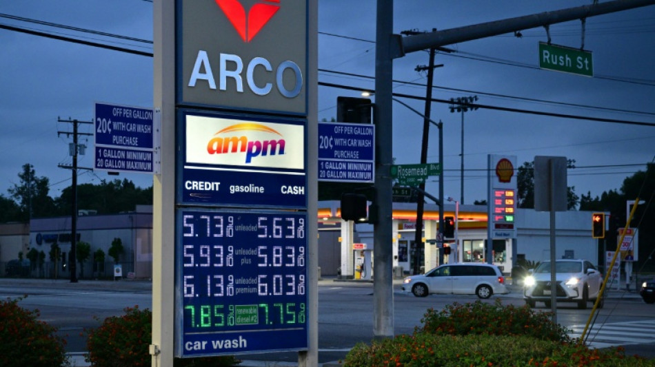  Stocks fall, oil climbs amid uncertainty over US-Iran talks 