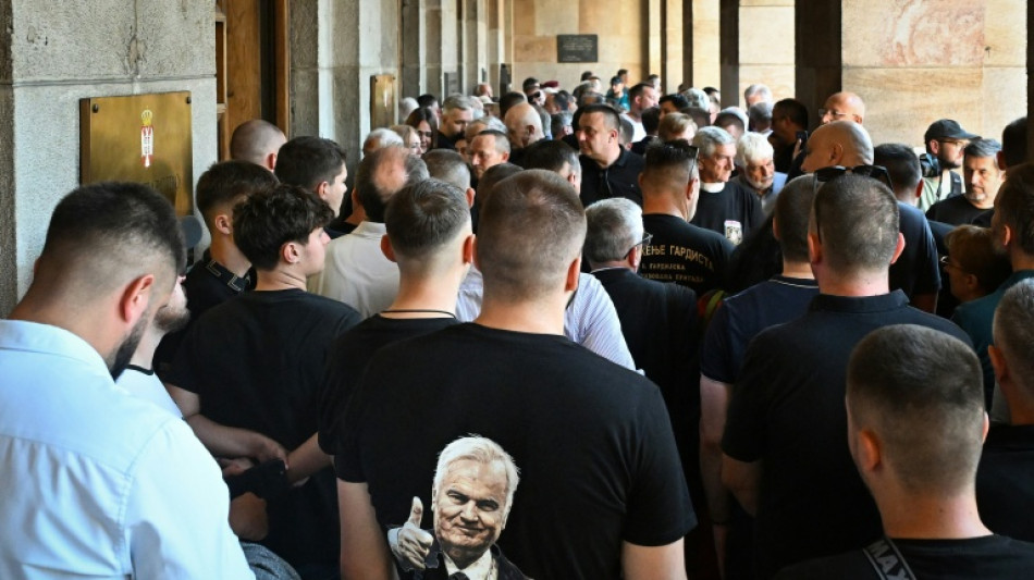  Ministros e militares prestam homenagem a criminoso de guerra Ratko Mladic em Belgrado 