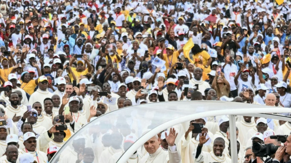  Papst Leo XIV. zelebriert Messe vor 100.000 Menschen in Angola 