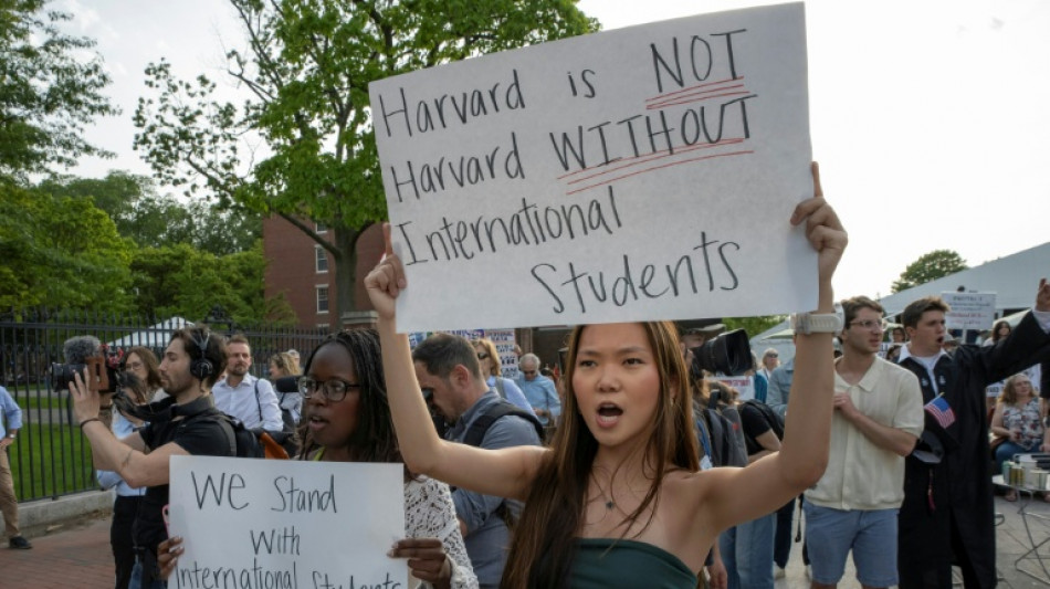 Estudiantes protestan por plan de Trump de cancelar contratos restantes con Harvard 