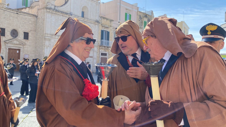  Il maestro Riccardo Muti vestito confratello alla processione dei Misteri di Molfetta 