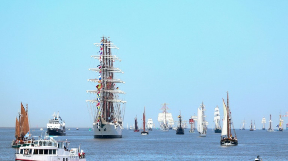 Schiff gerät bei Einlaufparade für Sail-Festival in Bremerhaven in Brand