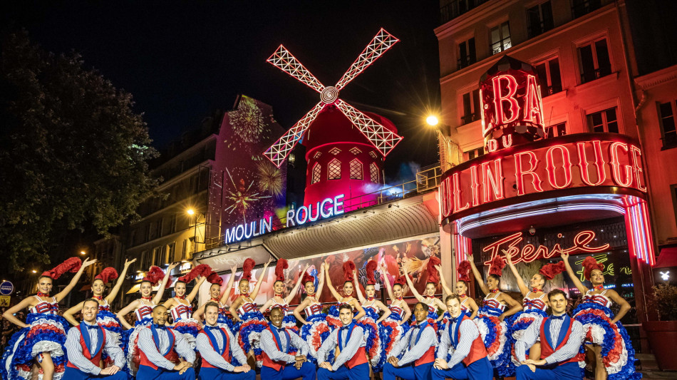 Tornano le pale del Moulin Rouge, crollate oltre un anno fa