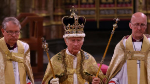 Charles III é coroado em cerimônia histórica