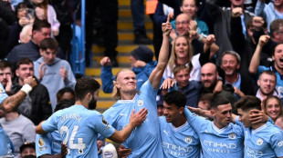 City vence Forest e se mantém 100% no Inglês; United volta a vencer