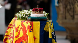 In Schottland verabschieden sich Trauernde am Sarg von Elizabeth II.  