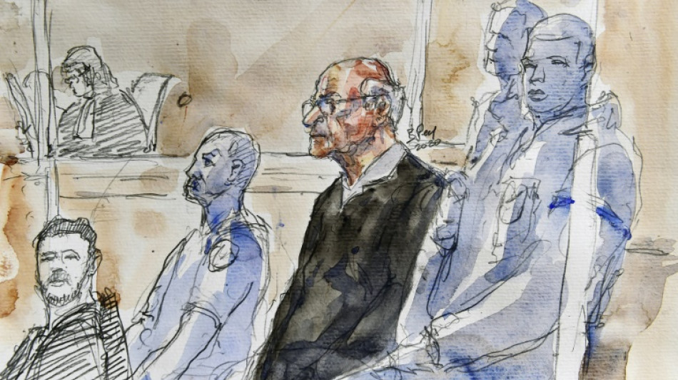 Ex-cirurgi&atilde;o franc&ecirc;s admite 'grande maioria dos fatos' em julgamento por estupros contra pacientes