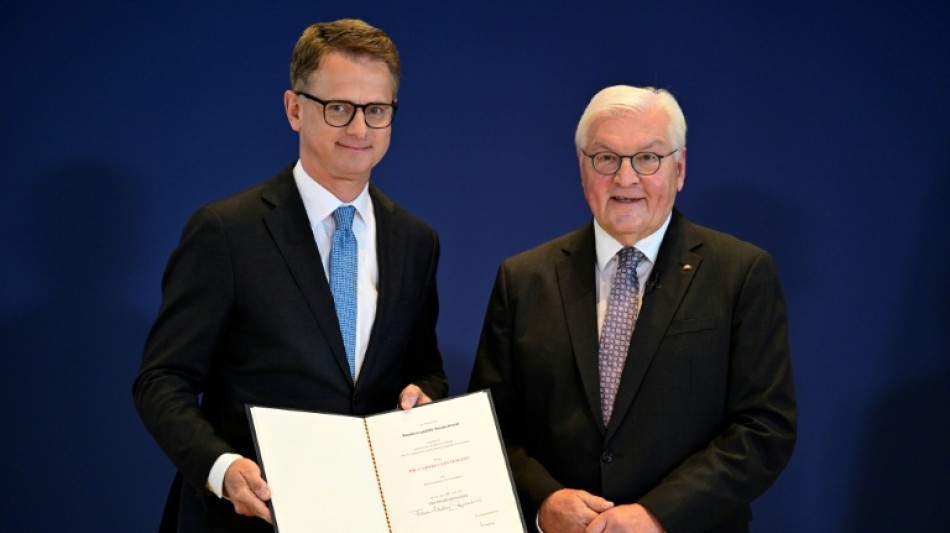  Linnemann tritt Amt als Gesundheitsminister an - Werkzeugkasten als Geschenk 