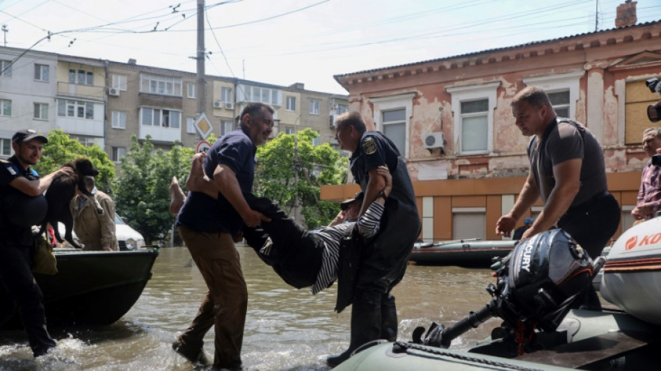 Tausende Menschen fliehen nach Staudammbruch in Südukraine vor den Wassermassen