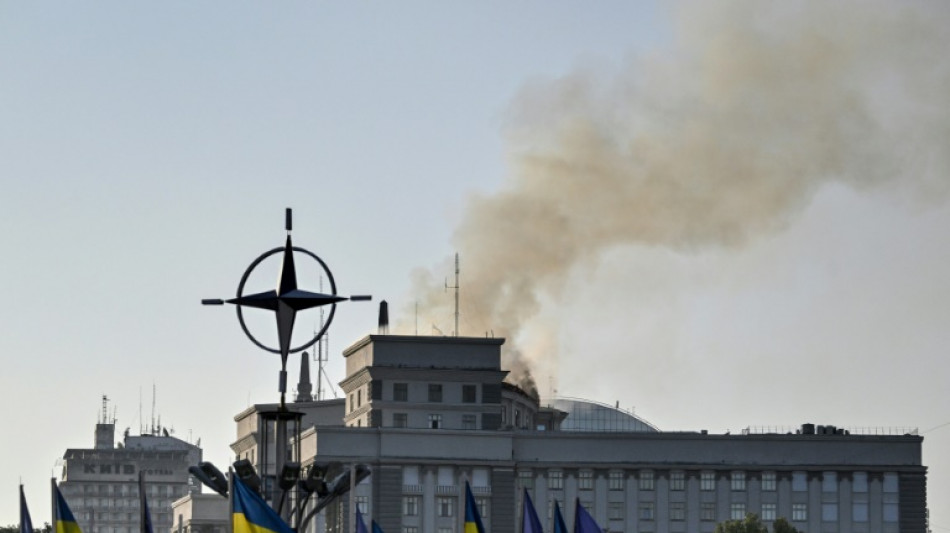 Ukraine: le siège du gouvernement incendié après une attaque aérienne russe record