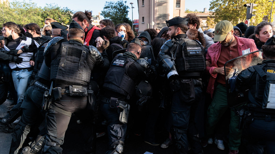  Scontri al corteo studentesco a Parigi, polizia lancia lacrimogeni 