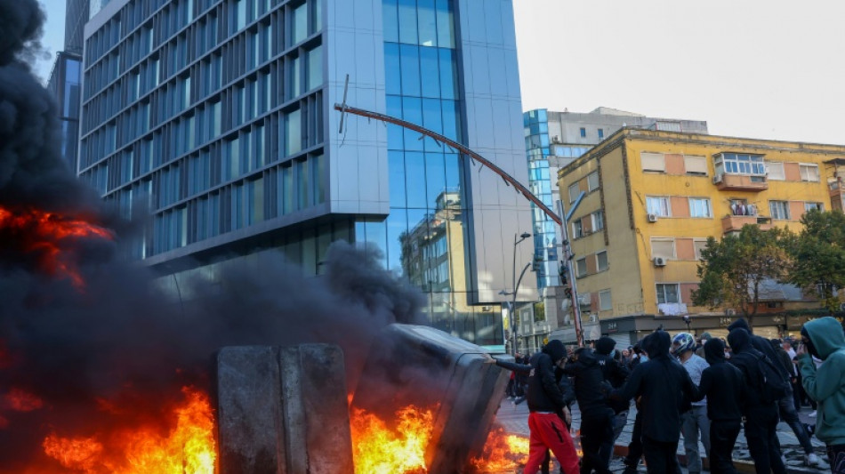  Gewaltsame Proteste in Albanien: Demonstranten attackieren Regierungssitz und Ministerien 