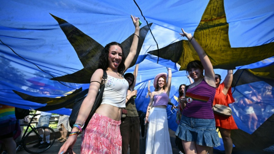  Zehntausende Menschen feiern Versammlungsfreiheit bei Pride Parade in Budapest 