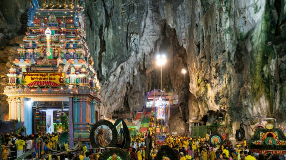  Sea of colour as Malaysia's Hindus mark Thaipusam with piercings and prayer 