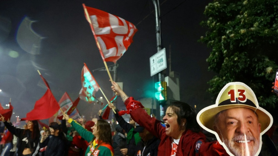  Wahlkrimi in Brasilien: Lula setzt sich laut Wahlgericht in Stichwahl gegen Bolsonaro durch 