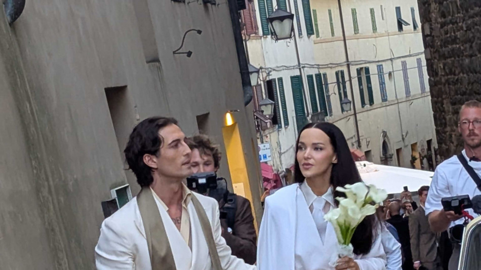  Damiano e Dove Cameron sposi, applausi dal pubblico in piazza a Montalcino 