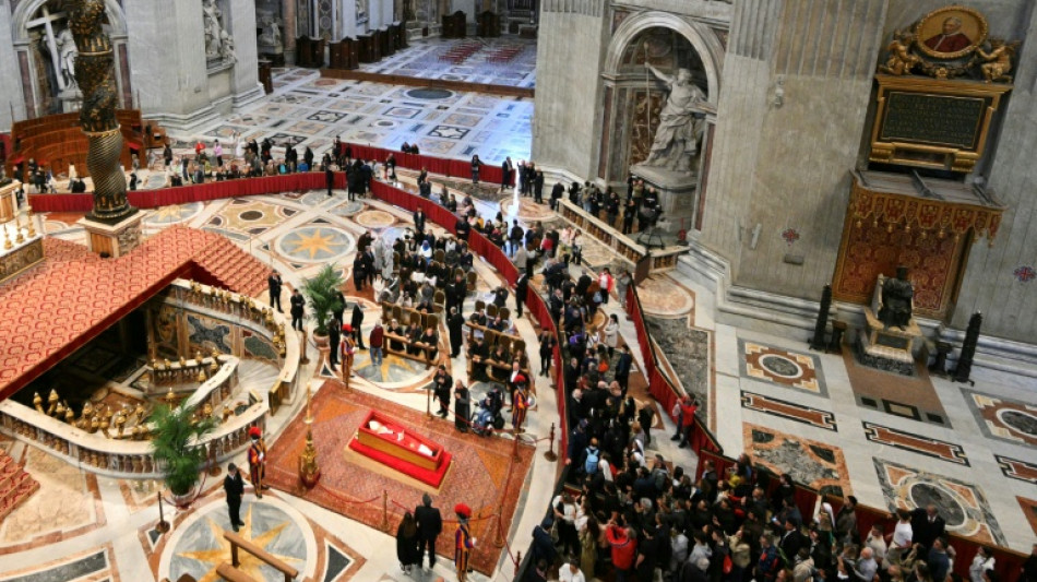 La capilla ardiente del papa Francisco atrae a multitudes antes del funeral